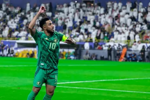 إنجاز تاريخي.. الدوسري يصل لـ100 مباراة بقميص منتخب السعودية